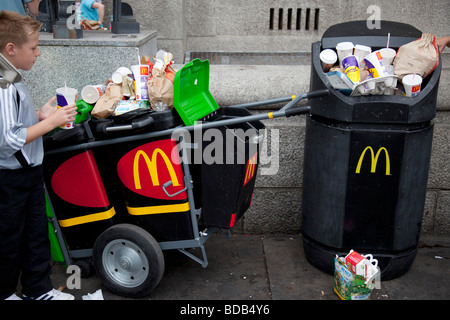 Überquellende Mülltonnen voller Müll aus einem nahe gelegenen McDonalds Fastfood zu speichern. Touristen schaffen Müll-Berge in diesem Bereich. Stockfoto