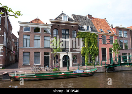 Kanal und Boot in Leiden, Holland Stockfoto