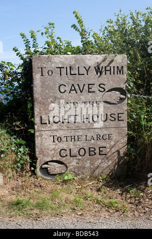 Melden Sie sich Tilly Laune Höhlen, den Leuchtturm und großen Globus im Durlston in der Nähe von Swanage, Dorset, Großbritannien Stockfoto