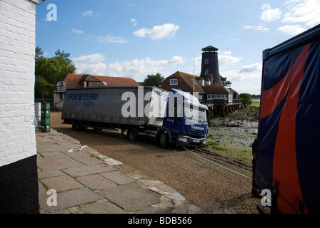 Langstone Chichester Harbour Hafen Royal Oak Gastwirtschaft Hampshire UK Mühle LKW im Schlamm stecken Stockfoto