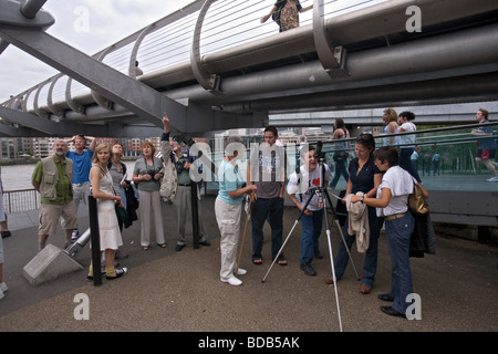 Gruppe von Menschen, die gerade für ein Wanderfalke Neting auf der Oberseite der Tate modern Art Gallery in london Stockfoto