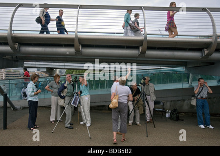 Gruppe von Menschen, die gerade für einen Wanderfalken nisten auf der Tate modern Art Gallery in london Stockfoto