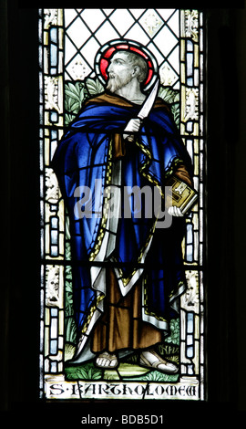 Buntglasfenster von 1923 von William Morris & Co mit Darstellung von Saint Bartholomew, Earls Barton Church, Northamptonshire, England Stockfoto