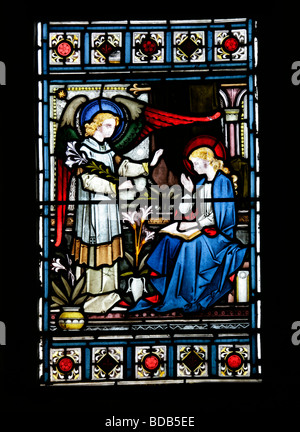 Buntglasfenster von 1872 von Bell & Almond mit Darstellung der Verkündigung an die Jungfrau Maria, Earls Barton Church, Northamptonshire, England Stockfoto