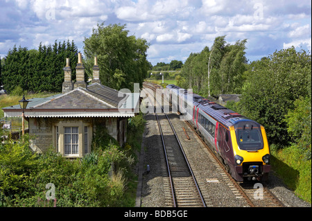 Ein Arriva Cross Country Voyager geht die Website des alten Bahnhofs in Aynho nr Banbury Stockfoto