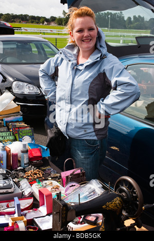 Frau am Flohmarkt Verkauf aus zweiter hand waren aus einem Stall, Ayr, Ayrshire, Schottland, UK, Großbritannien Stockfoto