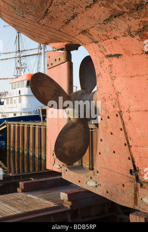 Stern von einem Fischkutter auf der Slipanlage für notwendige Reparaturen, Gilleleje, Dänemark. Stockfoto