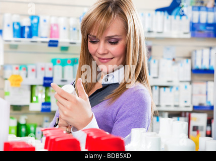 Porträt von blonde Frau einkaufen in Apotheke Stockfoto