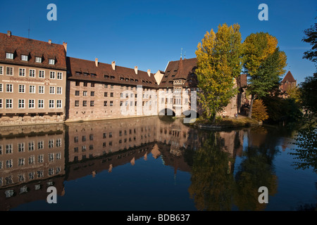 Alte Stadt Zentrum von Nürnberg im Herbst Heilig-Geist-Spital-Flusses Pregnitz Nuernberg Deutschland Stockfoto