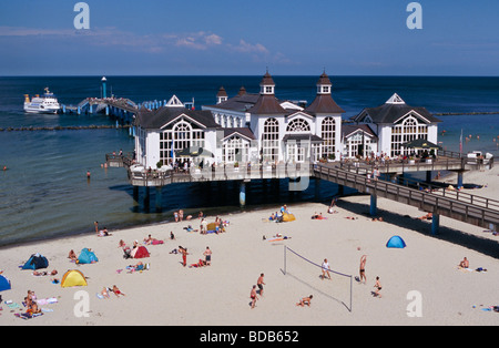 Strand und Pier mit Schiff im Ostseebad Sellin auf der Insel Rügen in der Ostsee, Deutschland. Juli 2009. Stockfoto