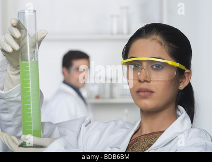 Wissenschaftler halten einer Bürette Stockfoto