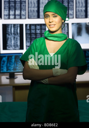 Porträt eines weiblichen Chirurgen lächelnd Stockfoto