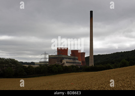 Die Ironbridge Kohle-Kraftwerk im Buildwas Towers unpassend über ein Feld von Weizen Stockfoto