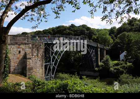 Die weltweit ersten Eisenbrücke über den Fluss Severn bei Ironbridge, Shropshire, UK Stockfoto