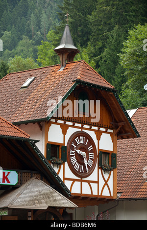 Kuckucksuhren-Museum und Shop mit der größten Kuckucksuhr der Welt in Triberg, Schwarzwald, Deutschland. Stockfoto