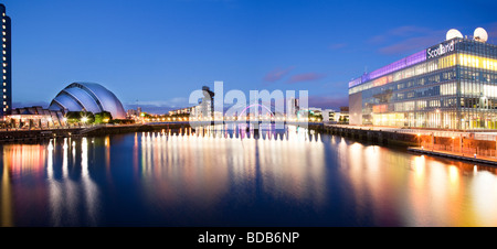 Scottish Exhibition and Conference Centre über den River Clyde in der Abenddämmerung Glasgow Schottland angesehen Stockfoto