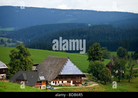 Ein Öko-Haus, angetrieben durch Sonnenkollektoren im Schwarzwald, Deutschland, Europa. Stockfoto