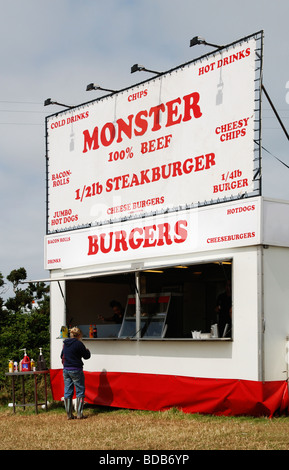 ein "Monster" Burger Stand auf einem Jahrmarkt in Cornwall, Großbritannien Stockfoto