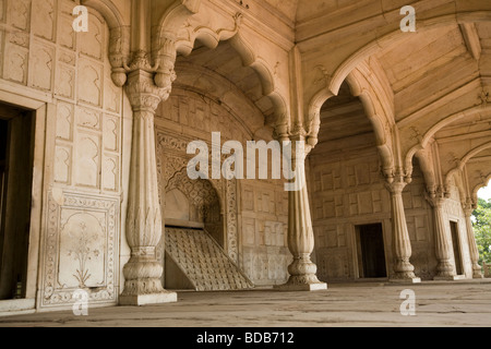 Stein Wasser Feature neben der Diwan-I-Khas – oder die Halle Private Publikum – innerhalb des Roten Forts. Delhi. Indien. Stockfoto