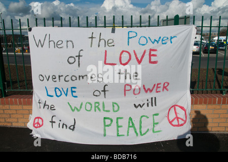 Banner am Zaun in Aldermaston Ehrfurcht: "Wenn die Macht der Liebe die Liebe Kraft überwindet die Welt werden Frieden finden" Stockfoto