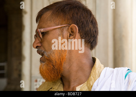 Ein indischer Mann mit seinem Bart färben mit Henna Farbe innerhalb des Roten Forts. Delhi. Indien. Stockfoto