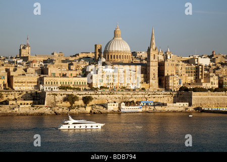 Ein Blick auf die Skyline von Valletta aus Sliema, Malta Stockfoto