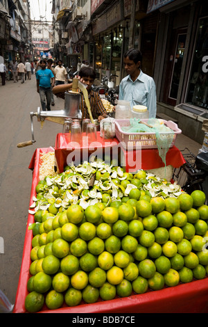 Zitrusfruchtsaftverkäufer mit frisch gepresstem Saft, auf der Straße in Alt-Delhi, Indien. Stockfoto