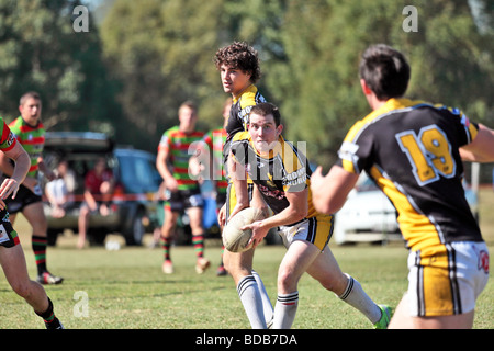 Teams der australischen Rugby-Liga ein Spiel mit Elementen von einem Scrum laufen tretend und tackle Stockfoto