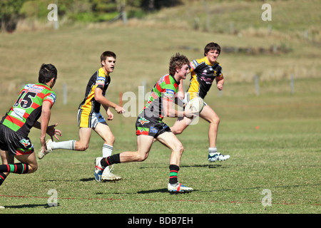 Teams der australischen Rugby-Liga ein Spiel mit Elementen von einem Scrum laufen tretend und tackle Stockfoto