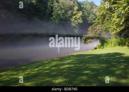 Einsamer Fliegenfischer im Morgennebel auf dem Smith River, Virginia, USA Stockfoto