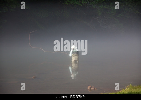 Einsamer Fliegenfischer im Morgennebel auf dem Smith River, Virginia, USA Stockfoto