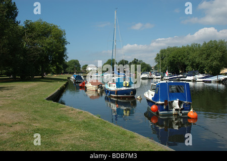 Boote vertäut am Fluss Stour, Christchurch, Dorset, England, UK Stockfoto