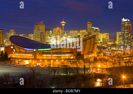 Der Saddledome mit Hochhäusern und dem Calgary Tower im Hintergrund in der Abenddämmerung Stadt von Calgary Alberta Kanada Stockfoto