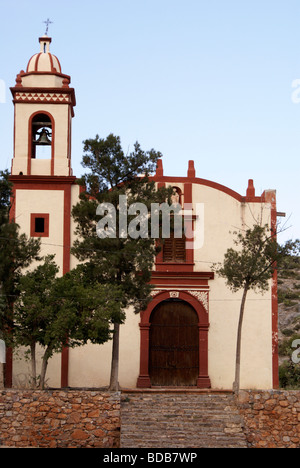 Die restaurierte Kirche von San Nicolas im Bergbau ghost Town von Cerro de San Pedro, Bundesstaat San Luis Potosí, Mexiko Stockfoto