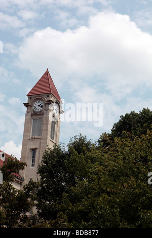 Der Uhrturm an der Indiana University Student bauen. Stockfoto