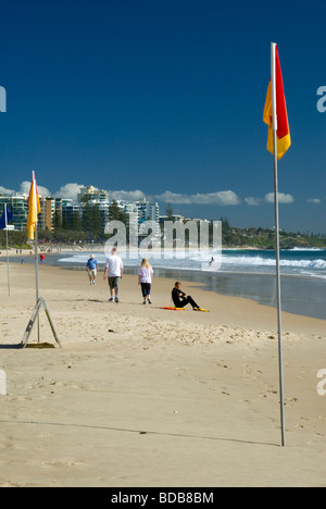 Freiwillige Lebensretter Sicherheitsflaggen Zone in Mooloolaba Sunshine Coast Queensland Australien Stockfoto