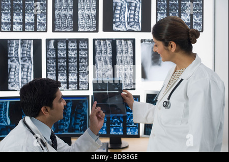 Ärzte untersuchen Röntgen-Bericht Stockfoto