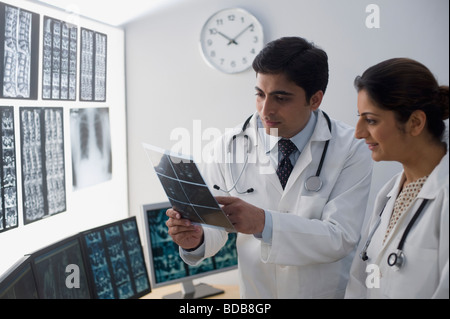 Ärzte untersuchen Röntgen-Bericht Stockfoto
