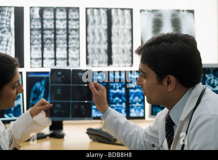 Ärzte untersuchen Röntgen-Bericht Stockfoto