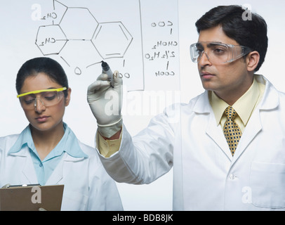 Wissenschaftler bei der Arbeit an einem problem Stockfoto