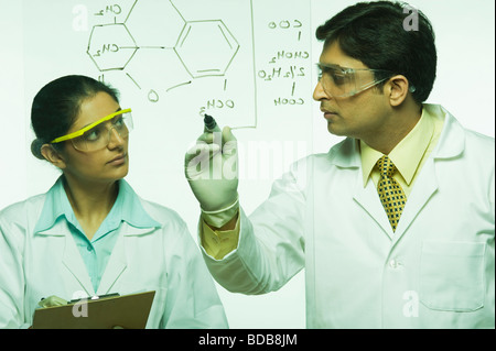 Wissenschaftler bei der Arbeit an einem problem Stockfoto