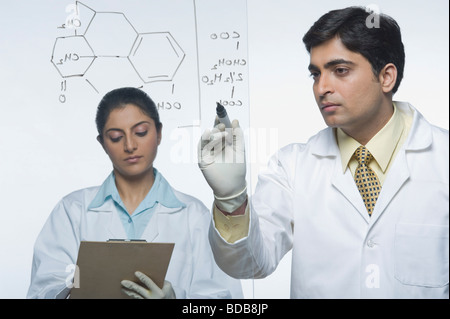 Wissenschaftler bei der Arbeit an einem problem Stockfoto