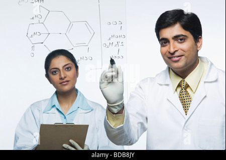 Wissenschaftler bei der Arbeit an einem problem Stockfoto