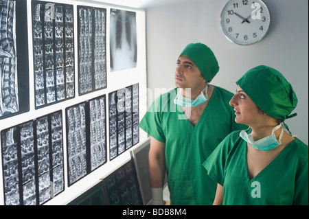 Chirurgen, die Untersuchung Röntgen-Bericht Stockfoto