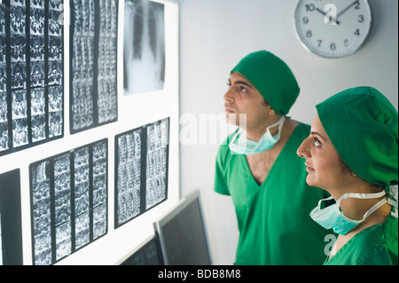 Chirurgen, die Untersuchung Röntgen-Bericht Stockfoto
