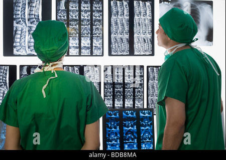 Chirurgen, die Untersuchung Röntgen-Bericht Stockfoto