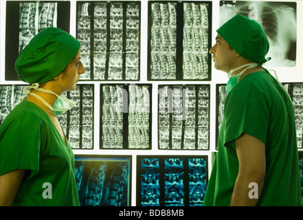 Chirurgen, die Untersuchung Röntgen-Bericht Stockfoto