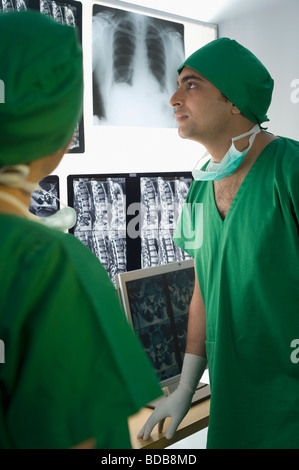 Chirurgen, die Untersuchung Röntgen-Bericht Stockfoto
