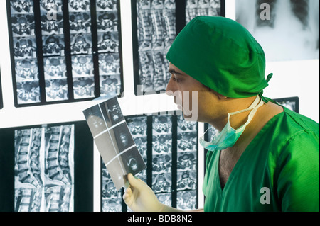 Männlichen Arzt Untersuchung Röntgen-Bericht Stockfoto