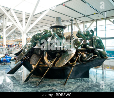 Bill Reid Skulptur, The Spirit of Haida Gwaii, an der Vancouver International Airport.  Vancouver BC, Kanada. Stockfoto